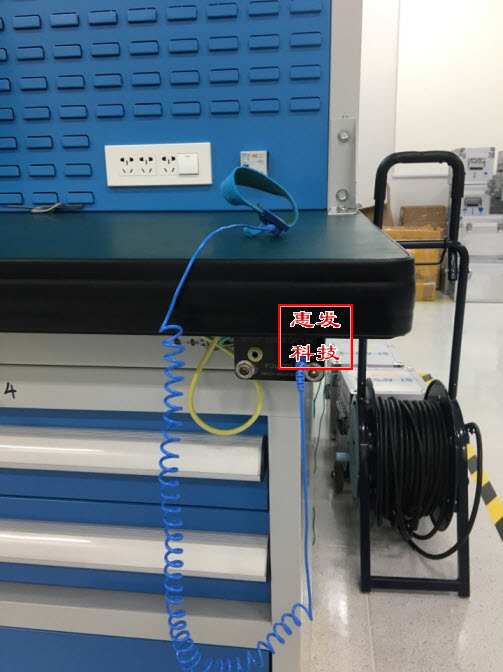 表面涂防静电涂料控制静电泄漏电阻。